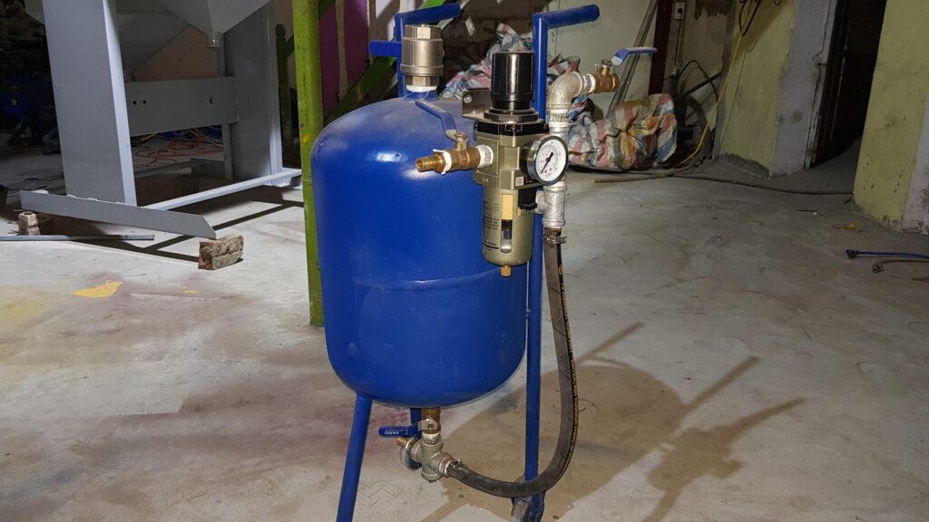 May phun cat kho hoat dong theo nguyen tac khi nen