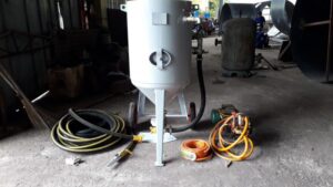 May ban cat uot su dung hon hop nuoc va cat lam sach be mat vat lieu