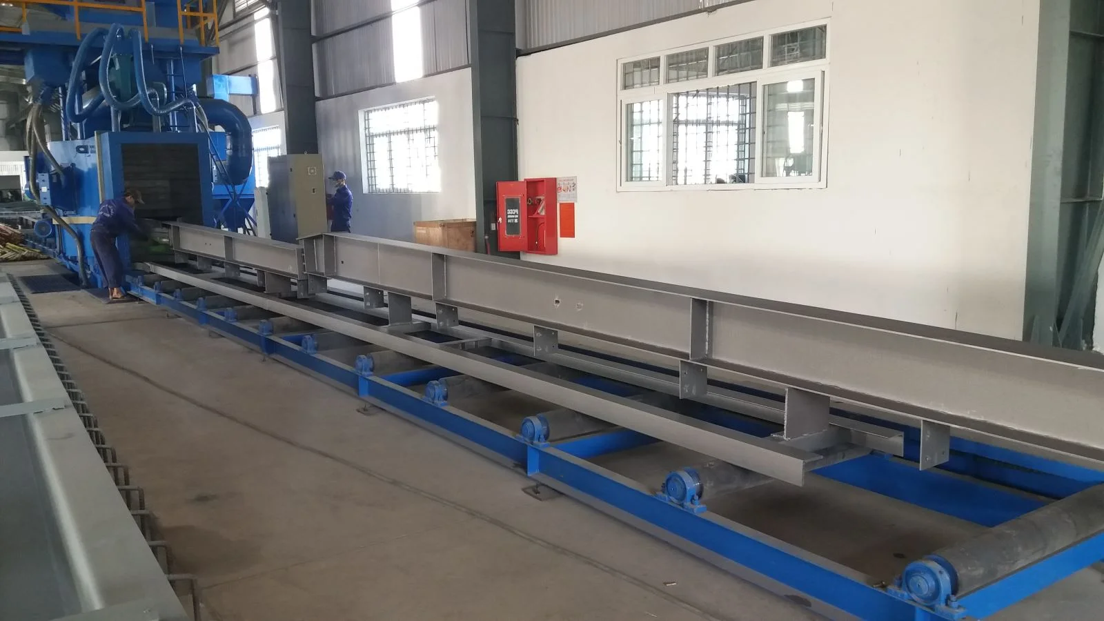 Mua máy phun bi dạng băng tải ở đâu uy tín, giá rẻ 4 May phun bi dang bang tai dung trong linh vuc cong nghiep