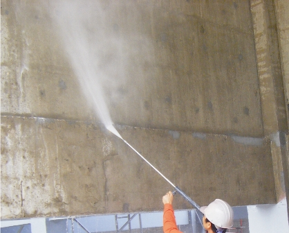 Luon phun cat uot len deu be mat vat lieu