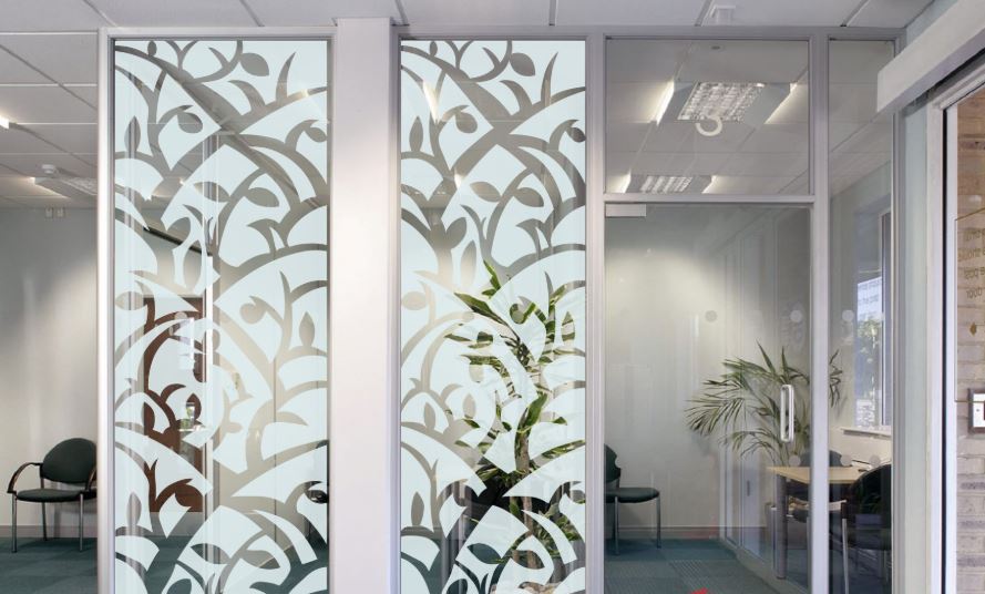 Tìm hiểu về công nghệ phun cát kính và các phương pháp phổ biến 3 Phun cat kinh duoc ung dung rong rai trong nhieu linh vuc