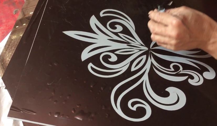 Tìm hiểu về công nghệ phun cát kính và các phương pháp phổ biến 2 Phun cat kinh mang den tinh tham my cao chong tray xuoc hieu qua