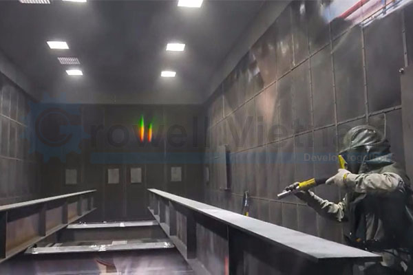 Kinh nghiệm chọn súng phun cát công nghiệp theo nhu cầu 4 Thao tac voi sung phun cat cong nghiep